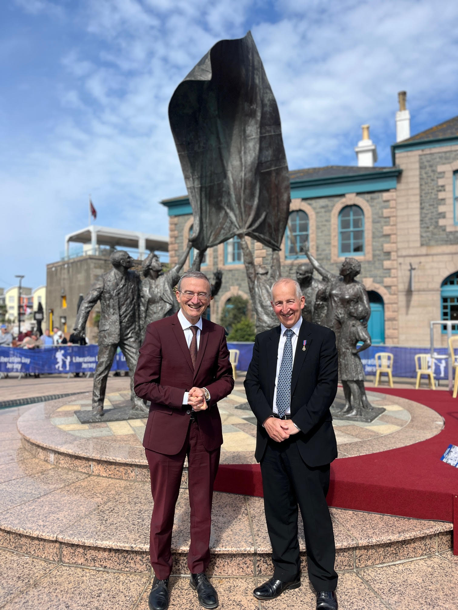 Council co-chairs visit Jersey to mark Liberation Day / Les coprésidents du Conseil se rendent à Jersey pour commémorer la Journée de la Libération